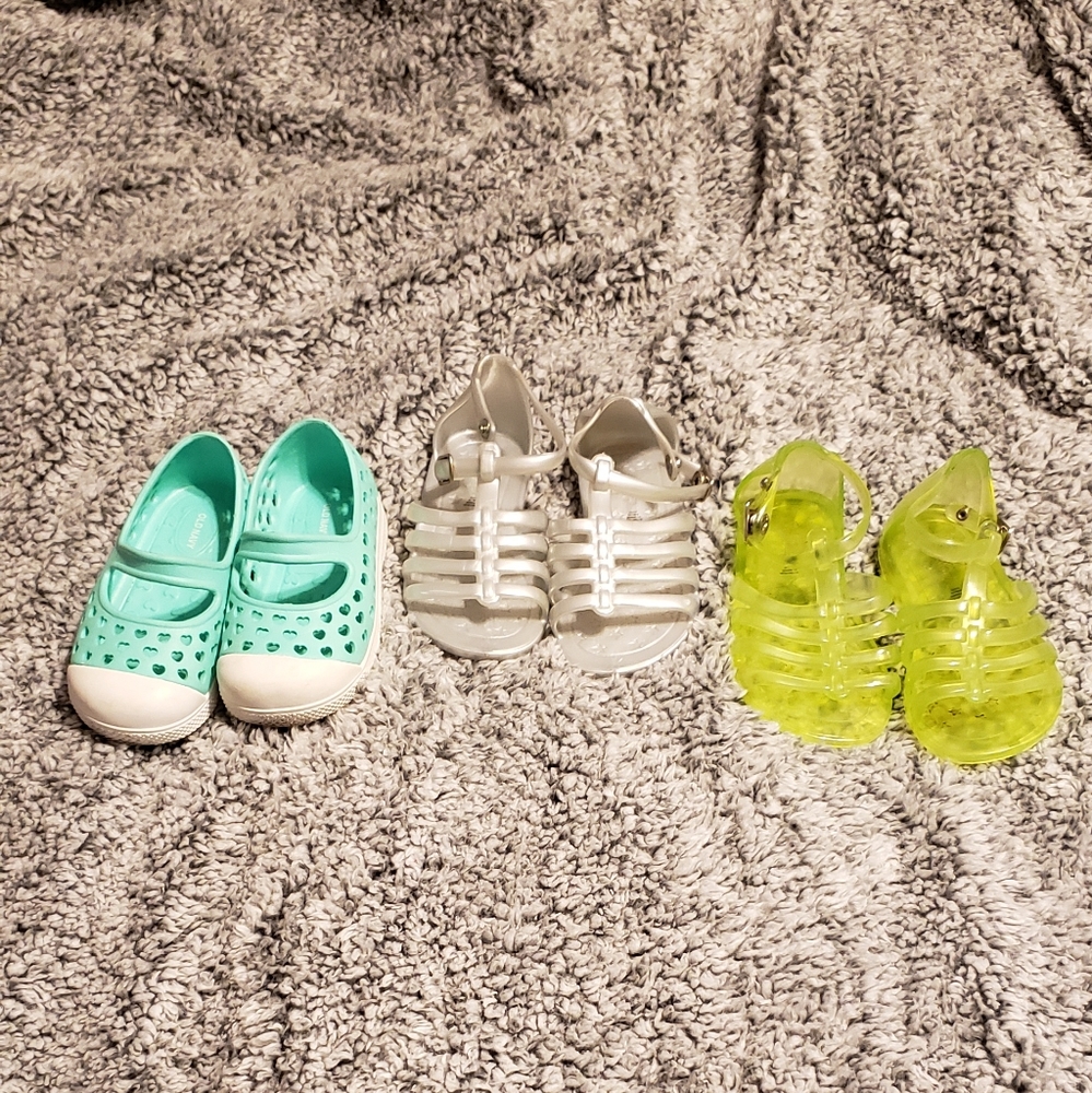 3 pairs of girls shoes